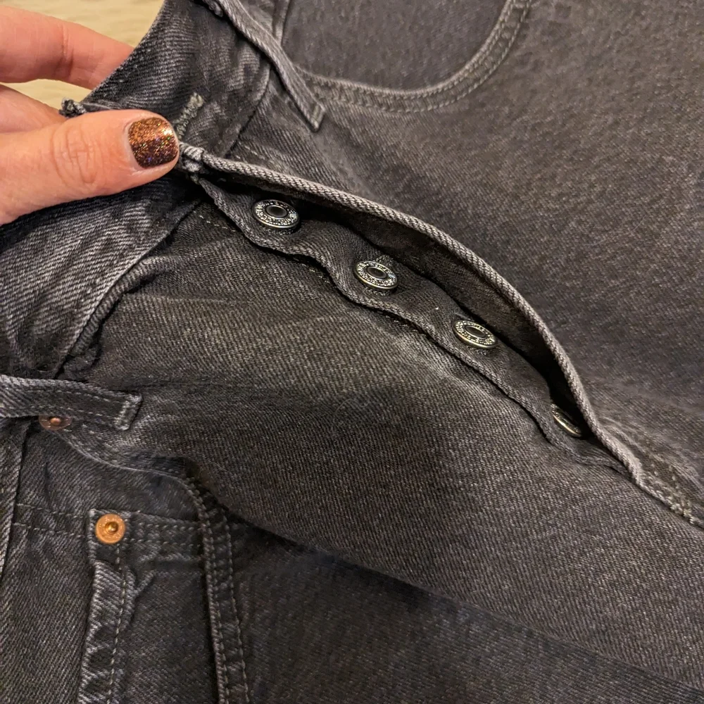 Levi's 501 black cut off raw hem button fly shorts size 31 - Picture 4 of 7
